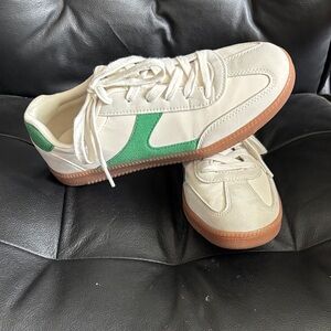 No Boundaries Sneakers with Green Size 9.5 Women’s Shoes Casual
